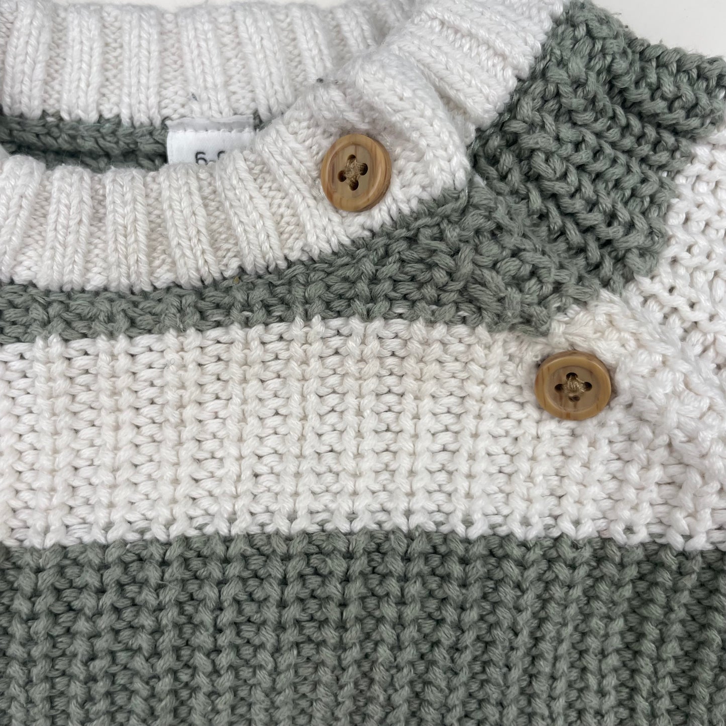 Gestreifter Baby-Strickpullover in Grün und Weiß mit Schulterknöpfen, Größe 6–9 Monate – detail