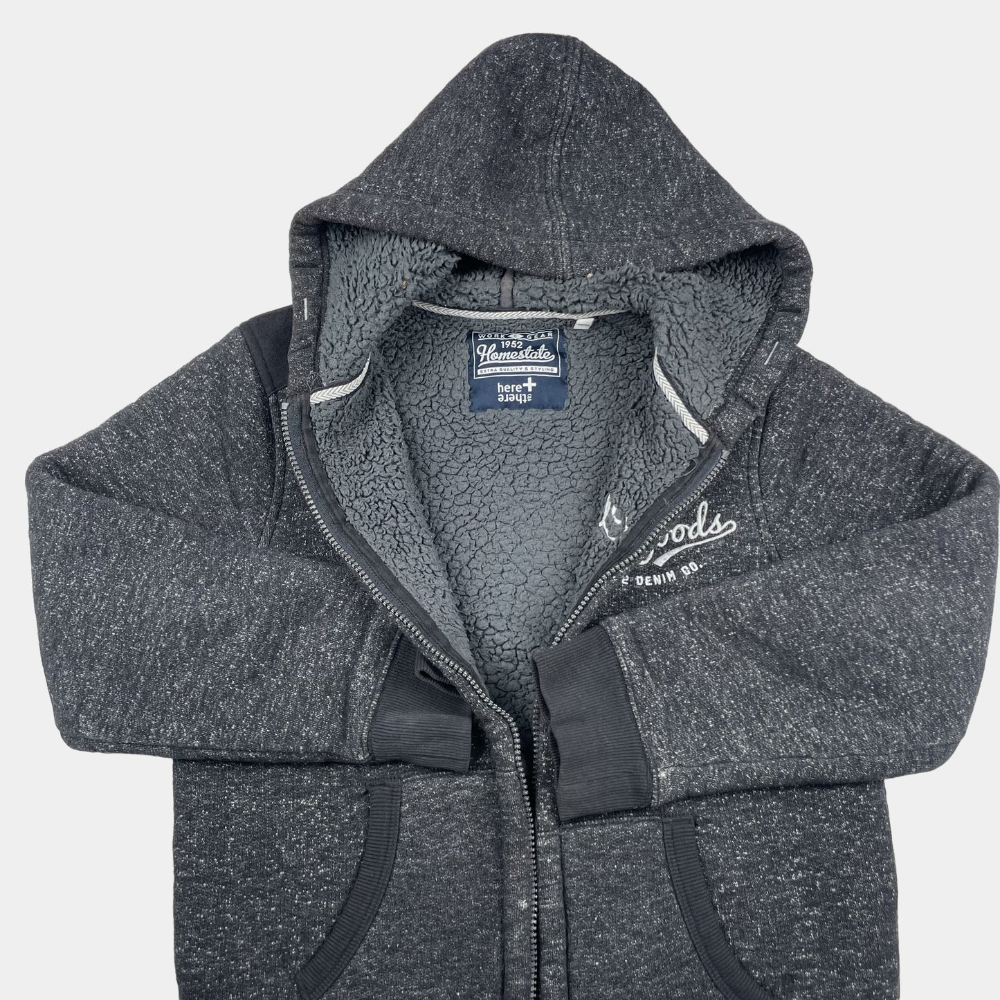 Graue Fleece-Kapuzenjacke mit Taschen und Reißverschluss – inside