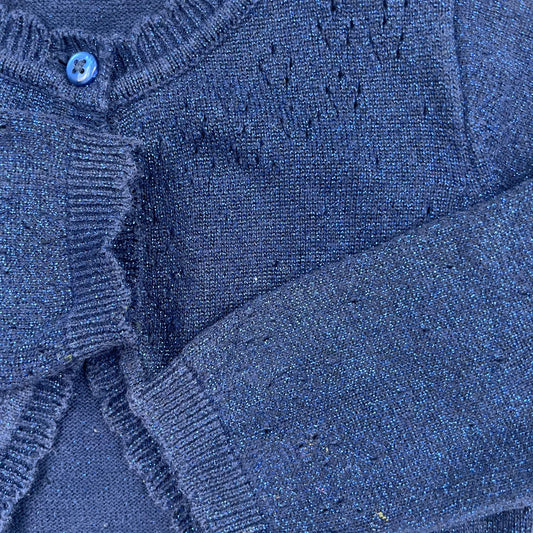 Marinefarbene Strickjacke mit einfacher Knopfleiste – detail