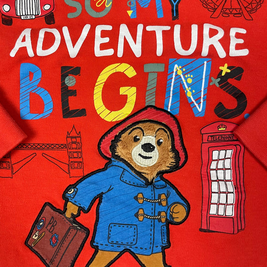 Rotes Langarmshirt mit Abenteuer-Motiv und Paddington-Aufdruck – detail