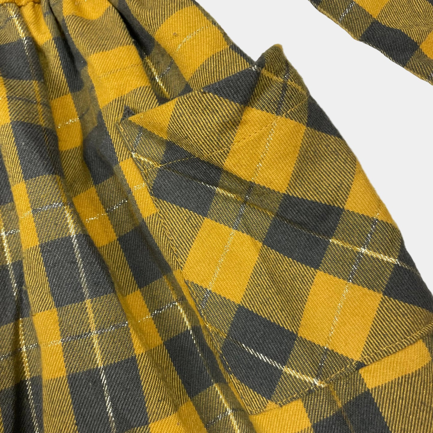 Kariertes Langarmkleid mit Rüschenkragen in Gelb und Schwarz – pocket