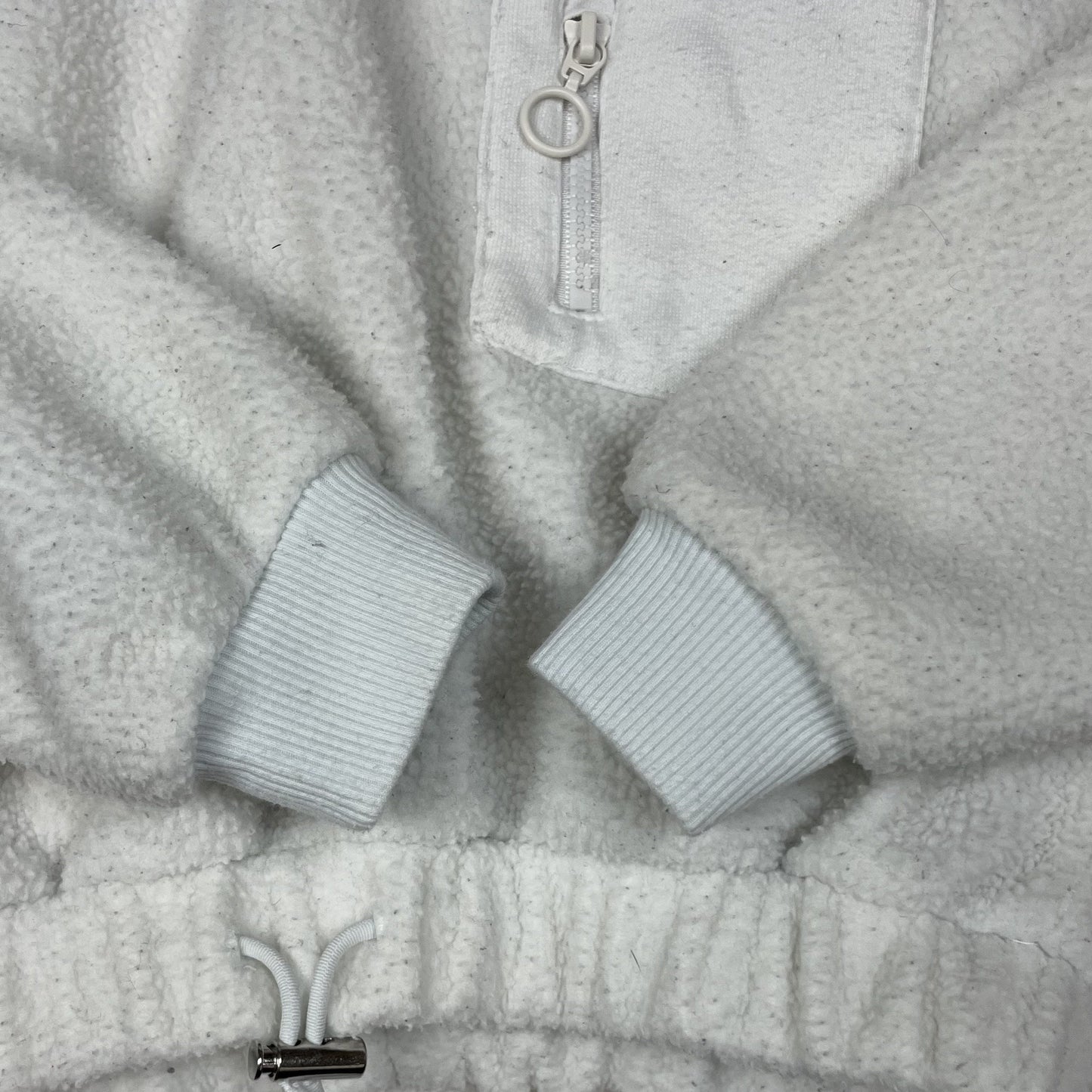 Weißer Fleece-Hoodie mit Kapuze und Kordelzug am Saum – detail