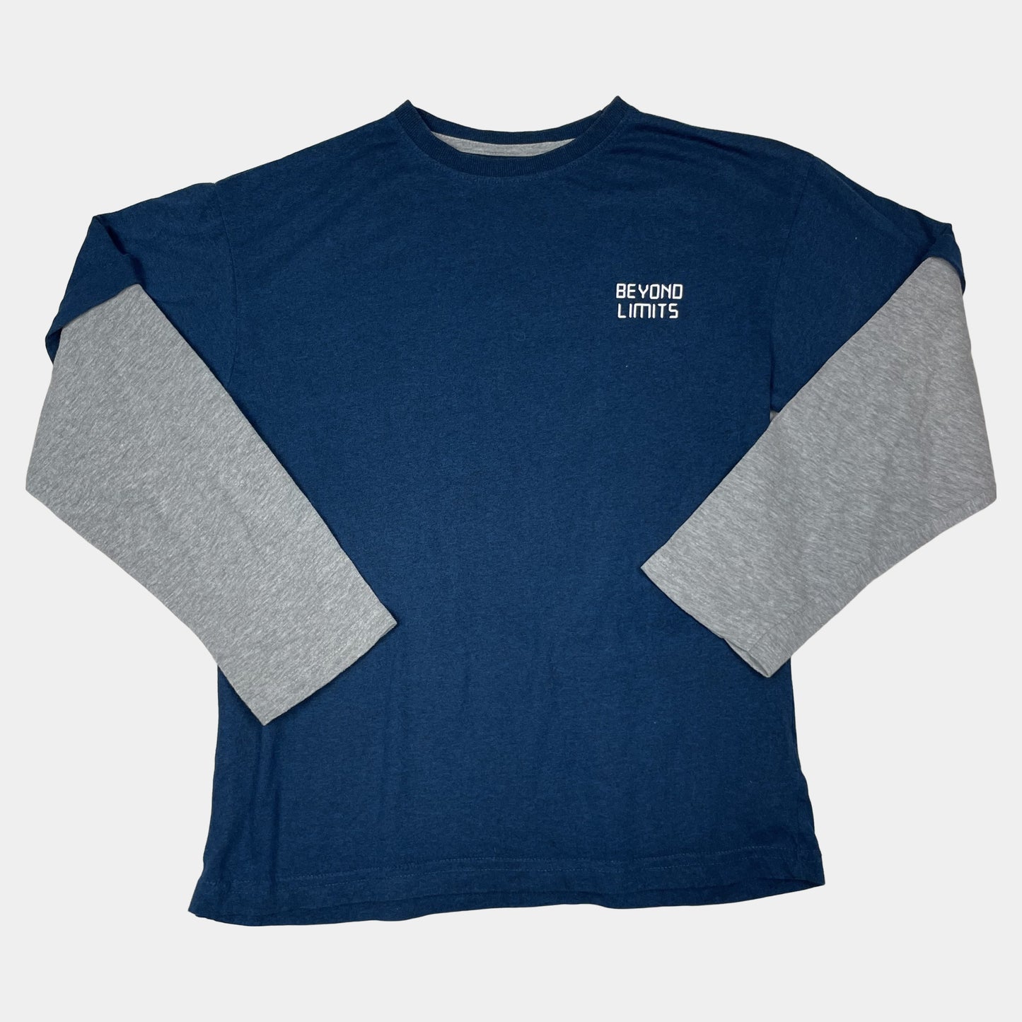 Blaues Langarmshirt mit grauen Ärmeln und 'Beyond Limits' Schriftzug – front