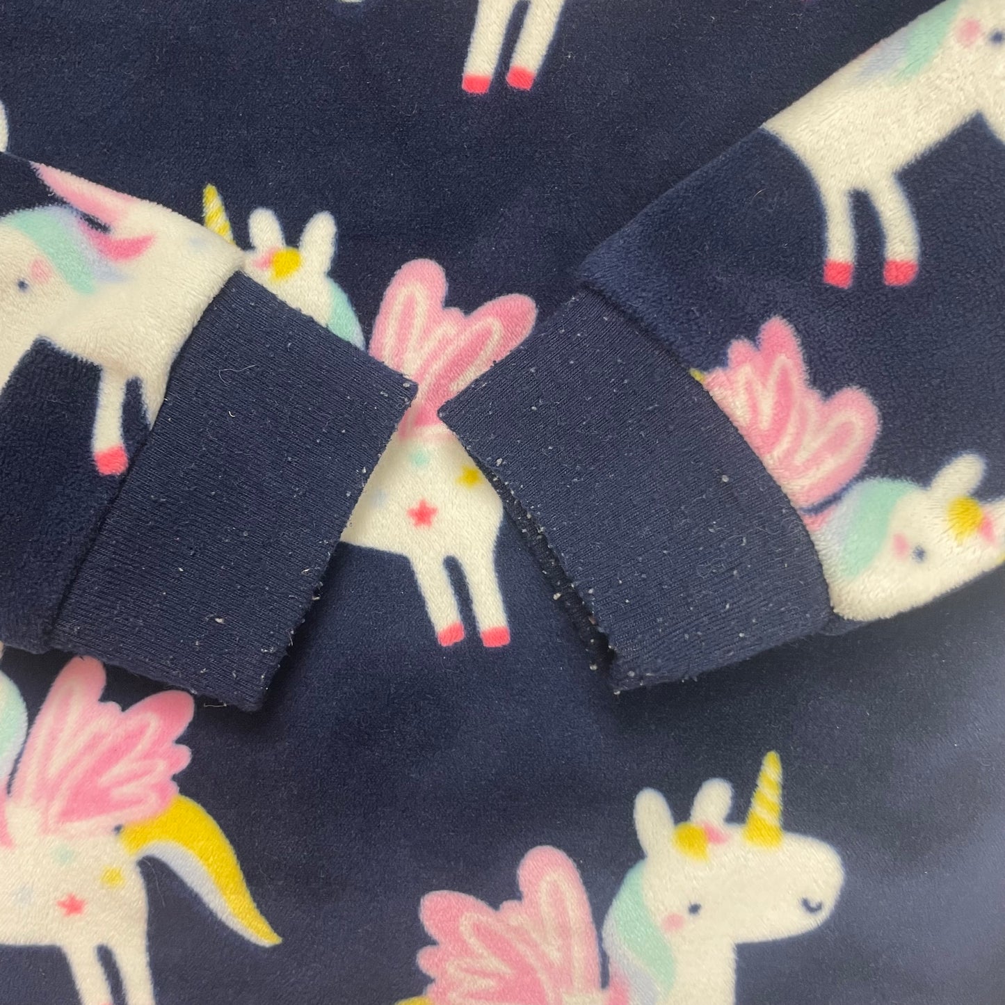 Buntes Fleece-Sweatshirt mit Einhornmuster und langen Ärmeln – detail