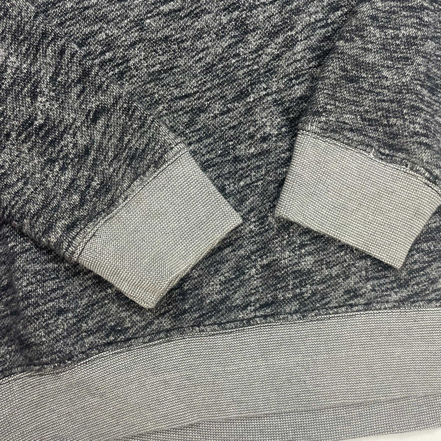 Graues Sweatshirt aus Baumwoll-Polyester mit Tarnmuster-Applikationen auf den Ellenbogen. – sleeve