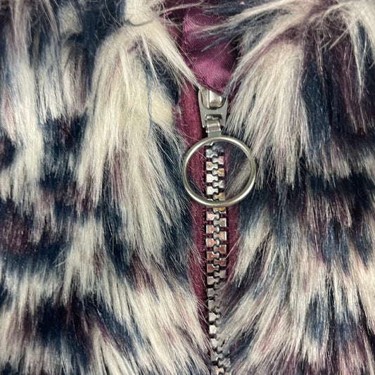 Kunstfellweste mit Leopardenmuster und Reißverschluss, Größe 7-8 Jahre – detail