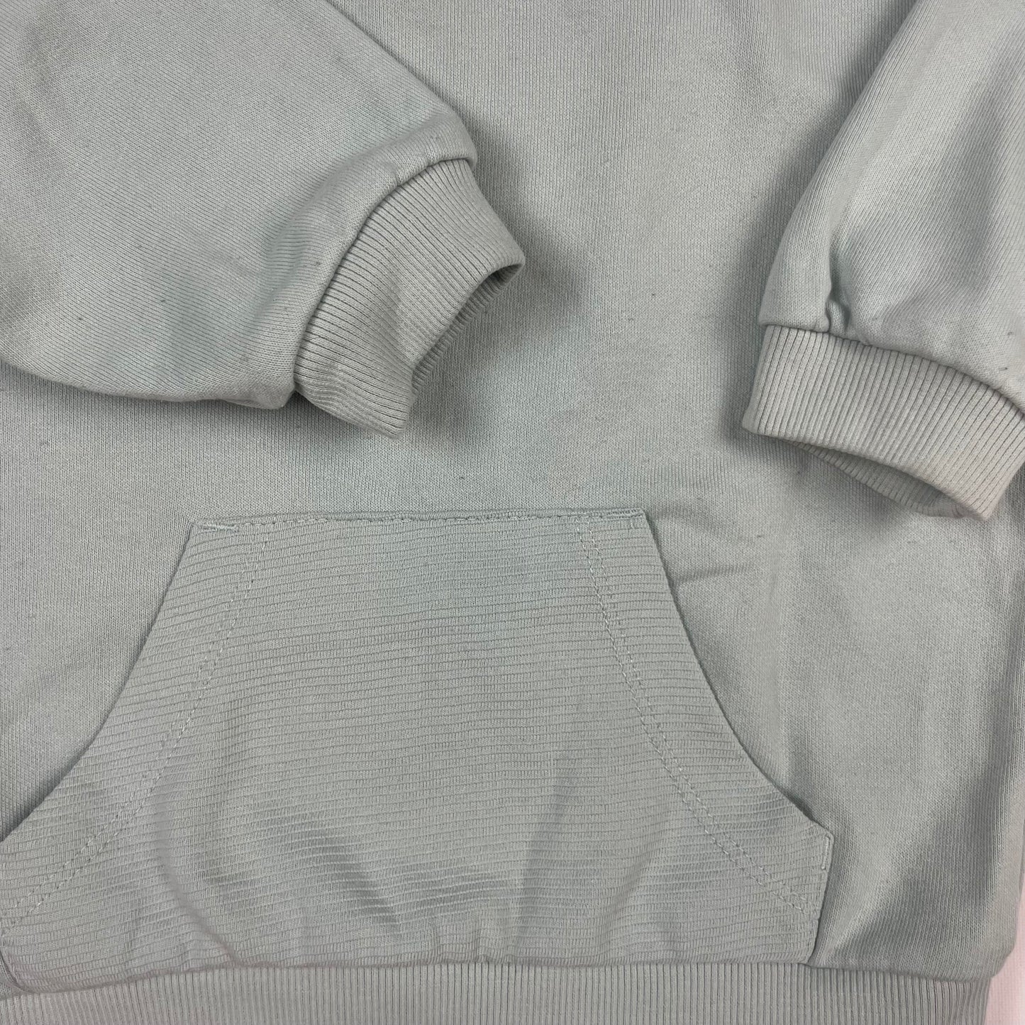 Hellgrüner Sweatshirt mit Tasche, geeignet für Kinder von 12-18 Monaten – detail