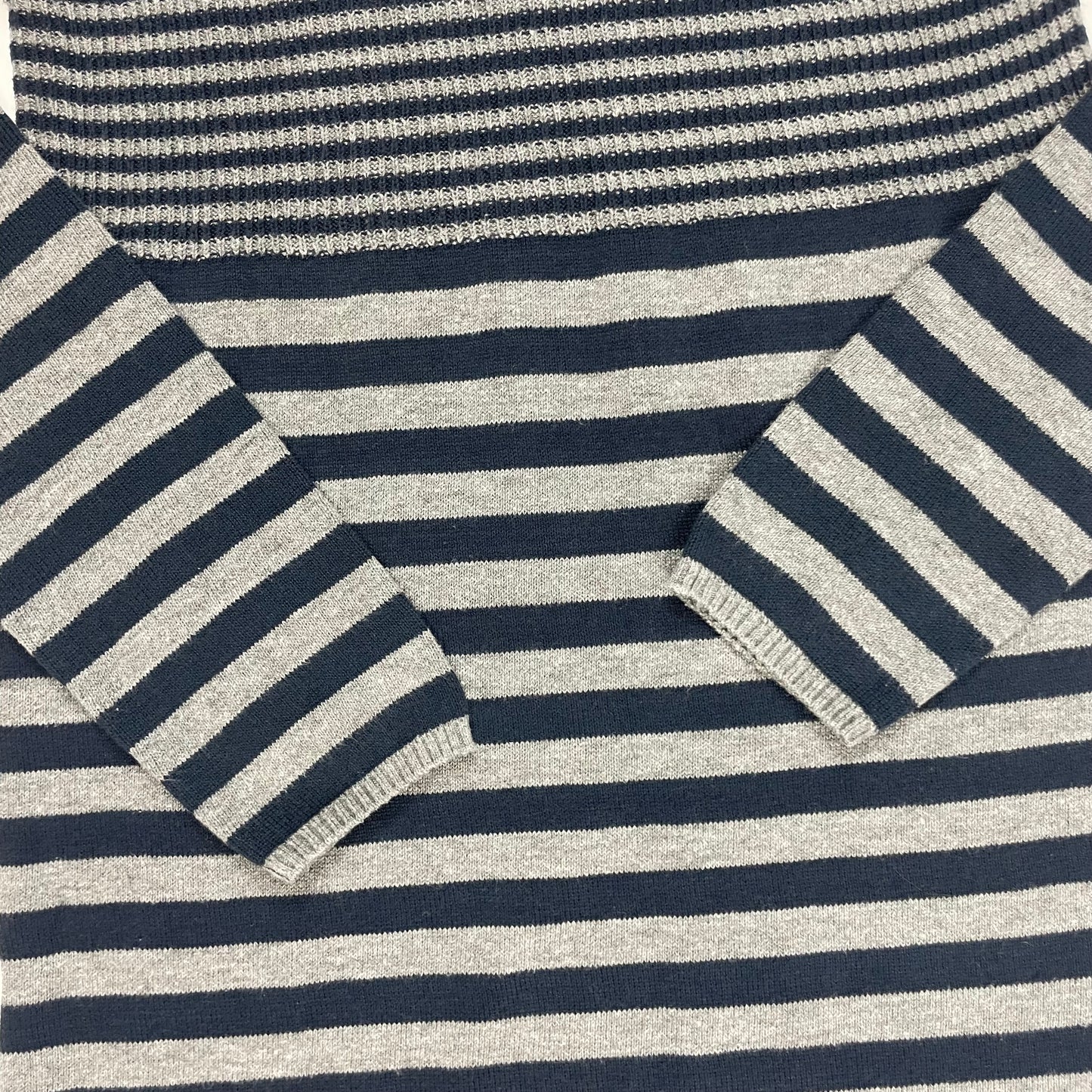 Gestreiftes Strickkleid in Grau und Dunkelblau mit langen Ärmeln, Größe 152 – detail