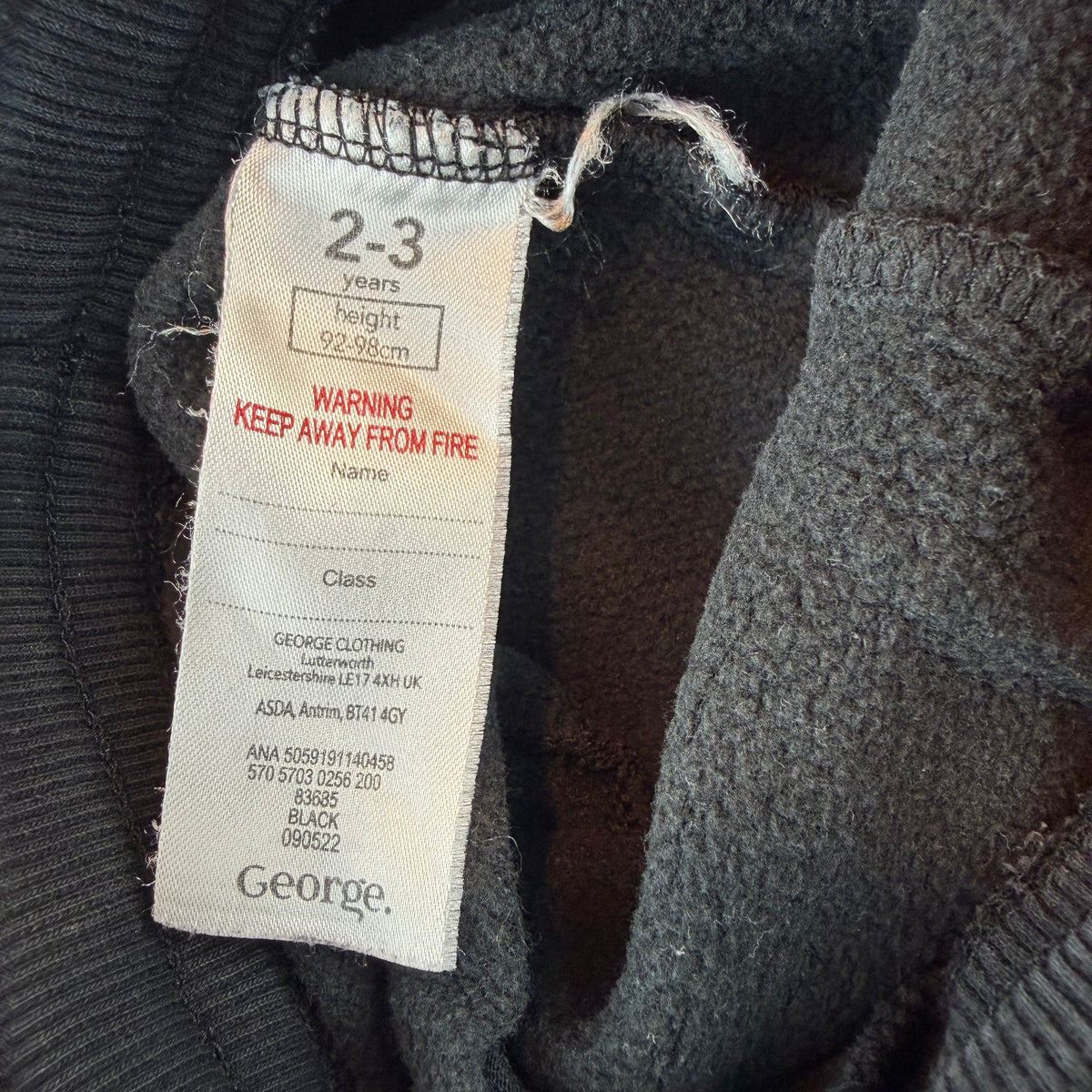Schwarze Kinder-Sweathose mit Kordelzug und Bündchen – label