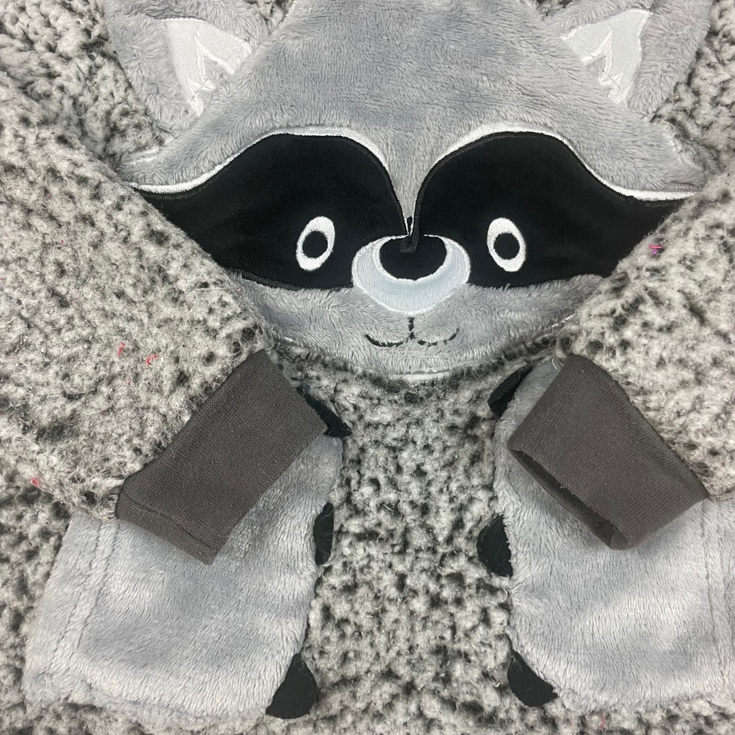 Grauer Polyester-Pullover mit Waschbärdesign für Kinder – detail