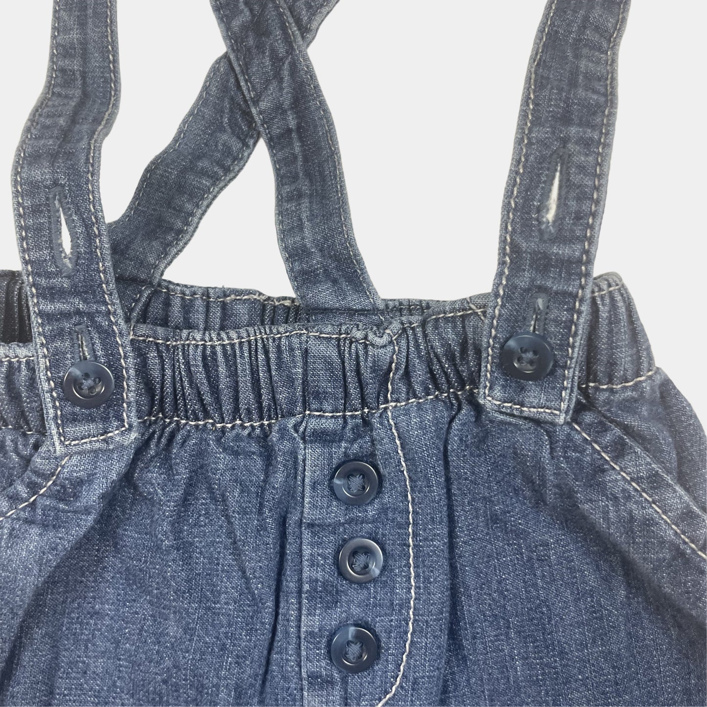Blauer Jeans-Overall für Babys mit Knöpfen und Hosenträgern – inside