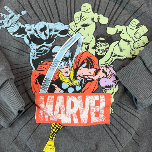 Graues Kinder-Sweatshirt mit großem Marvel-Print und Rippbündchen – detail