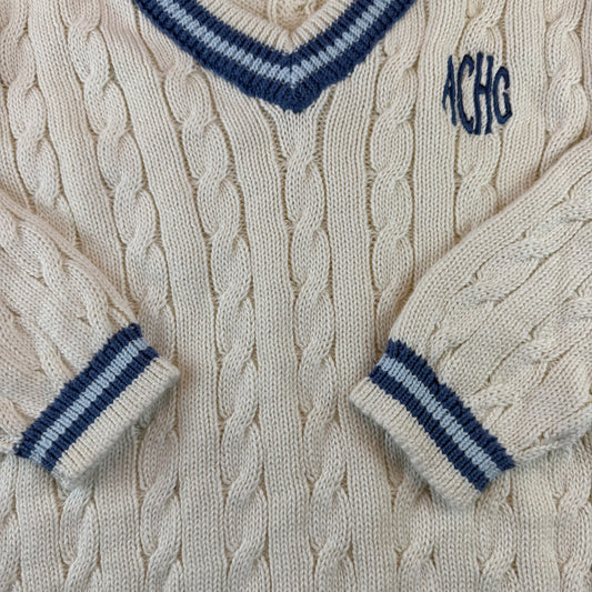 Cremer Kinder-Strickpullover mit Zopfmuster, V-Ausschnitt und blauen Streifenbündchen – sleeve