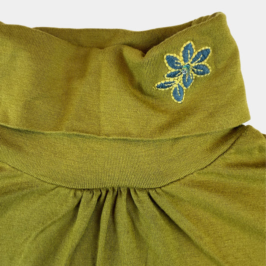 Olivgrünes Kinder-Langarmshirt mit Rollkragen, Puffärmeln und kleiner Blumenstickerei – detail