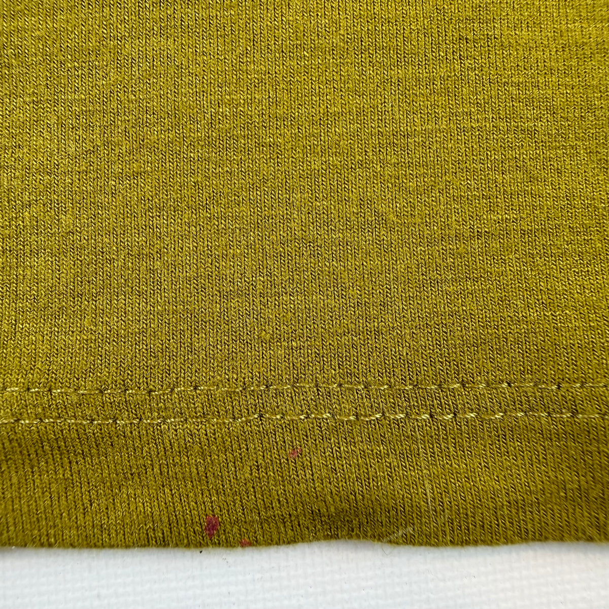 Olivgrünes Kinder-Langarmshirt mit Rollkragen, Puffärmeln und kleiner Blumenstickerei – fabric