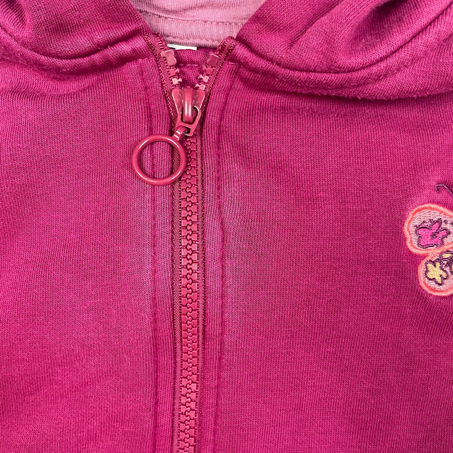 Lila Kapuzenjacke mit Schmetterlingsmotiv für Mädchen, Größe 8 Jahre (128 cm) – close‑up