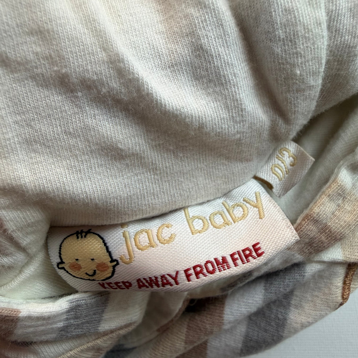 Gestreifter Baby-Overall mit Kapuze und Esel-Applikation in Beige und Grau – label