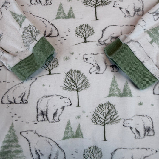 Hellgraues Kinder-Schlafanzug-Set mit Bären- und Baum-Print und grünen Bündchen – detail
