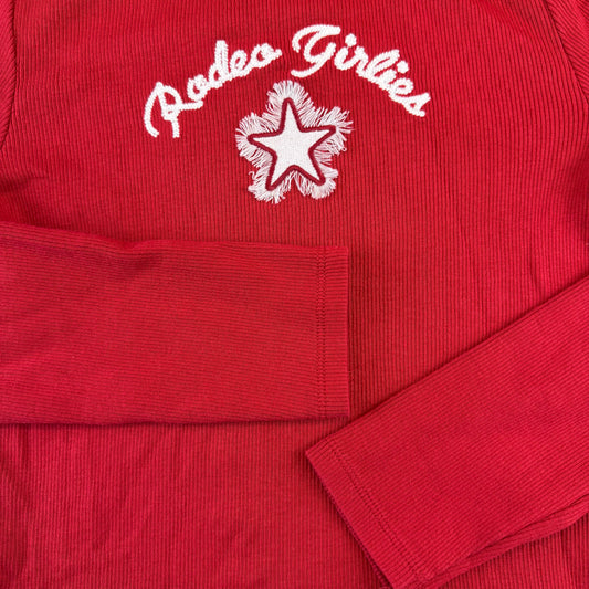 Rotes Ripp-Langarmshirt für Kinder mit Stickerei „Rodeo Girls“ und Stern – detail