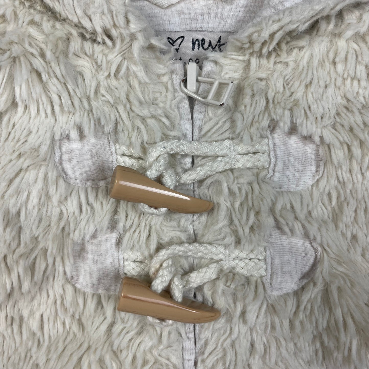 Beige Kunstfellweste mit Kapuze und Knebelknöpfen für Babys – detail