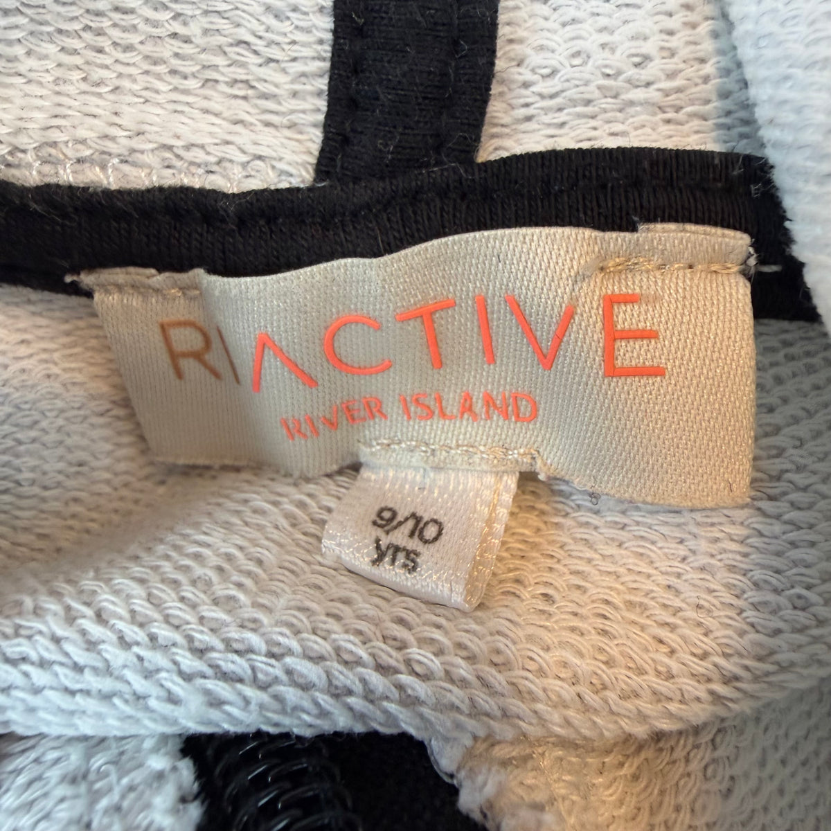 Grauer Kinder-Kapuzenpullover mit Reißverschluss und River-Island-Schriftband – label