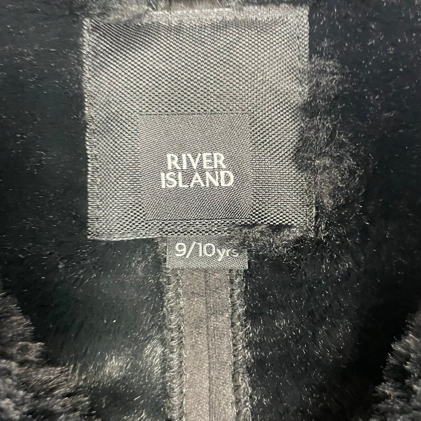 Schwarze Kunstfelljacke mit Reißverschluss von River Island, Größe 9/10 Jahre – tag