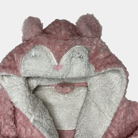 Kuscheliger pinkfarbener Bademantel mit Ohren und Gesichtsstickerei – detail