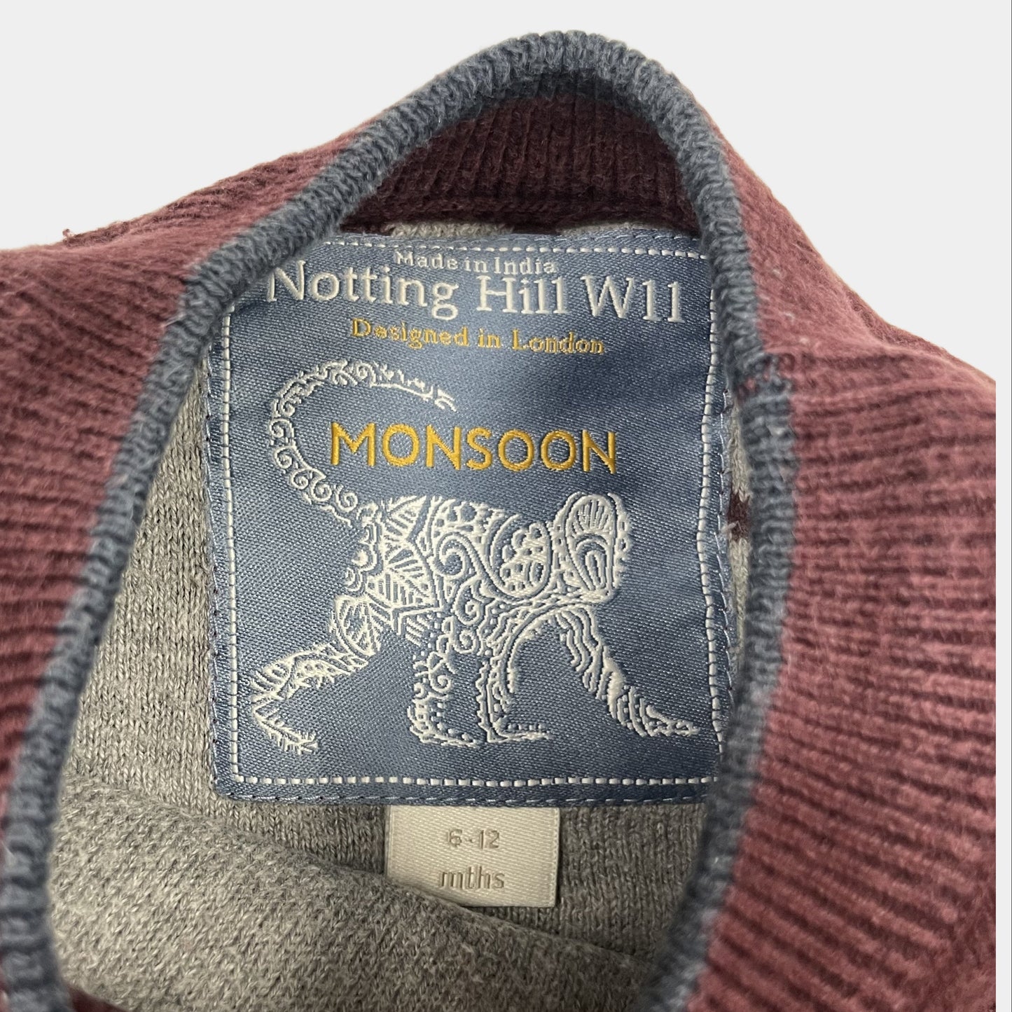 Bordeauxfarbener Baumwollpullover mit grauem Affenmuster und Rundhalsausschnitt. – tag