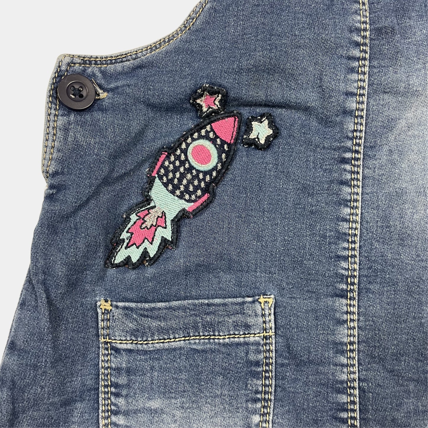 Blaues Denim Latzkleid mit Weltraummotiven – detail
