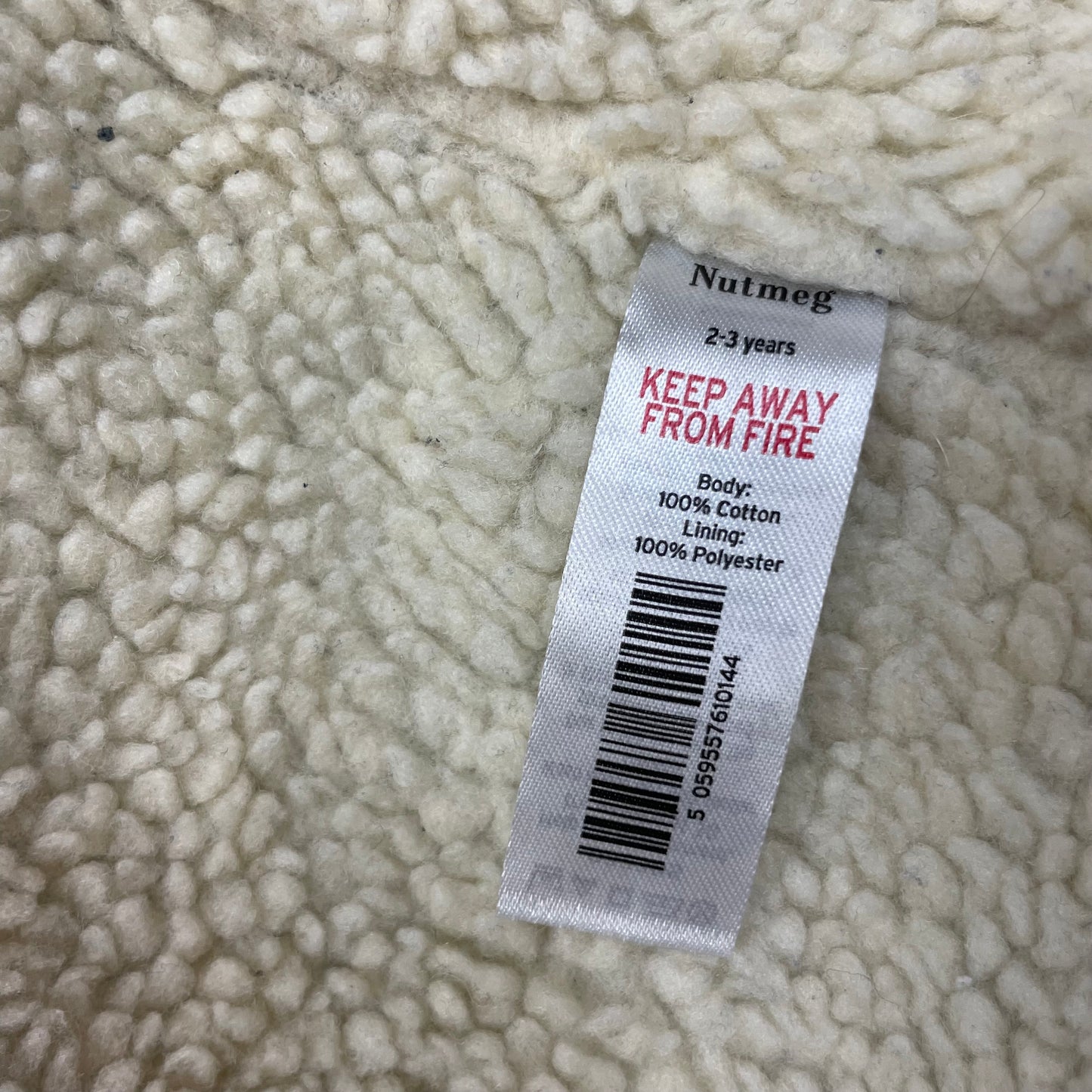 Blaue Denim-Jacke mit kuscheligem weißen Sherpafutter für Kinder. – label