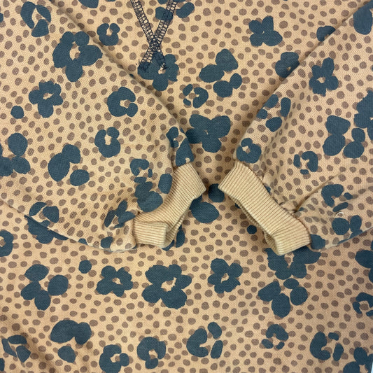 Brauner Pullover mit schwarzem Blumenmuster für Babys – detail