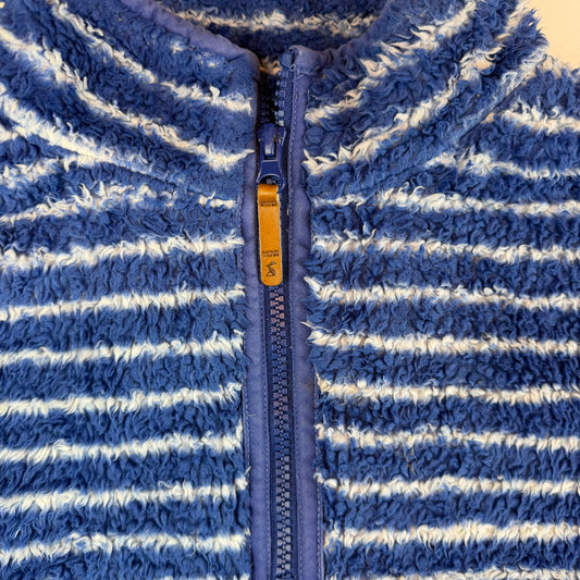 Blauer Fleece-Pullover mit weißen Streifen und kurzem Reißverschluss – detail