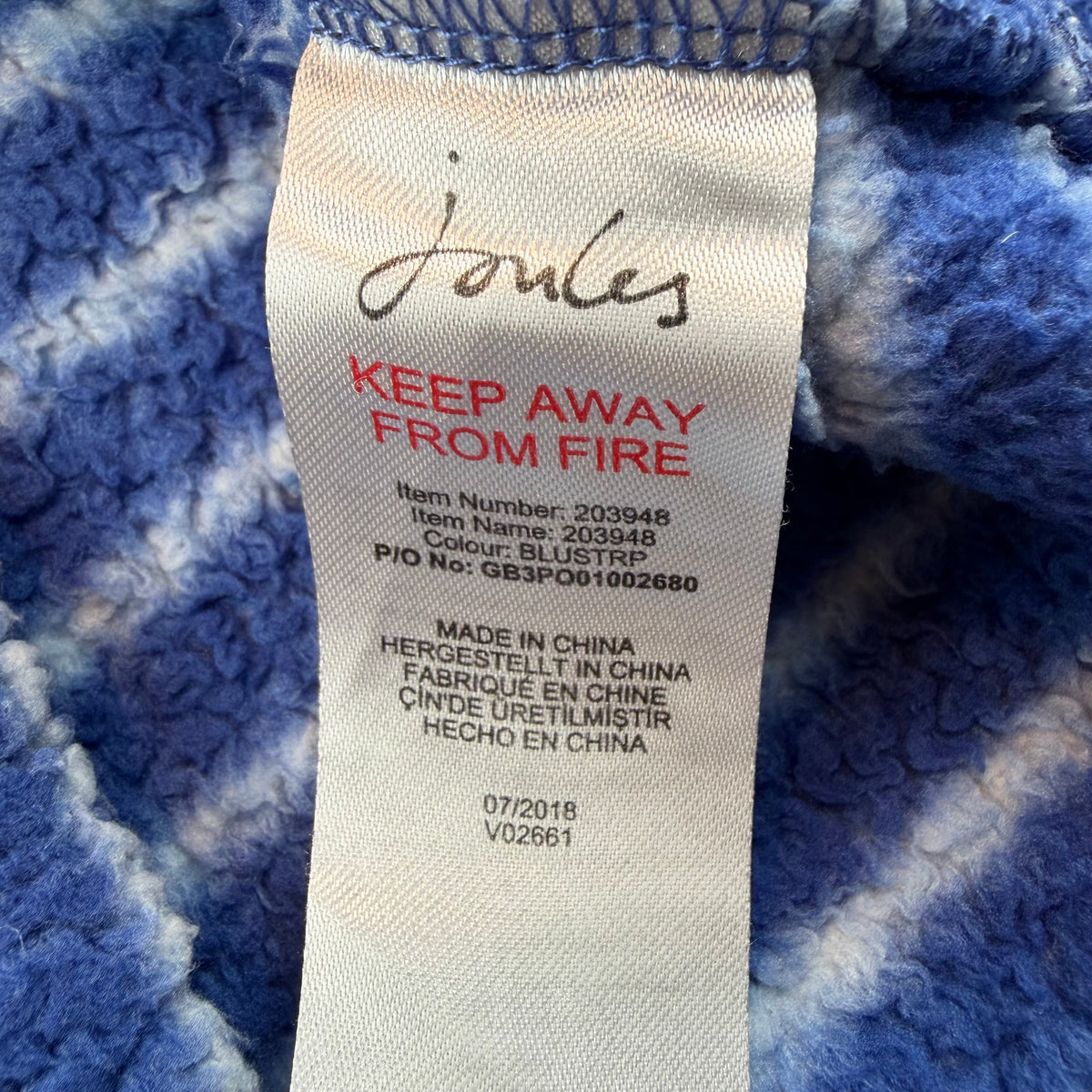 Blauer Fleece-Pullover mit weißen Streifen und kurzem Reißverschluss – tag