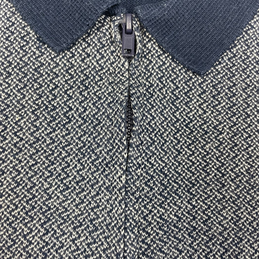 Blauer Strickpullover mit Reißverschlusskragen und gemustertem Vorderteil – detail