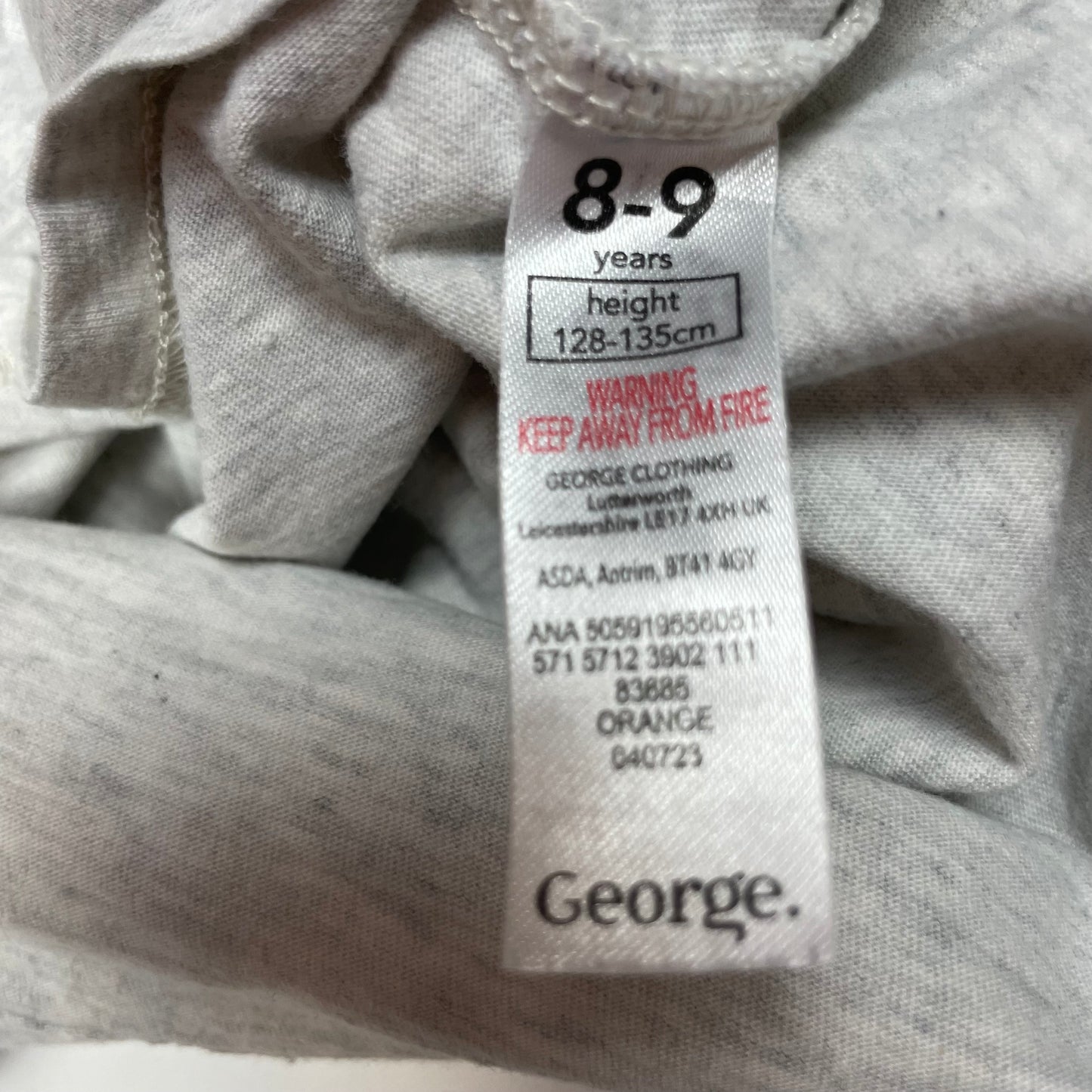 Graues Langarmshirt mit "New Adventure" Aufdruck. – label