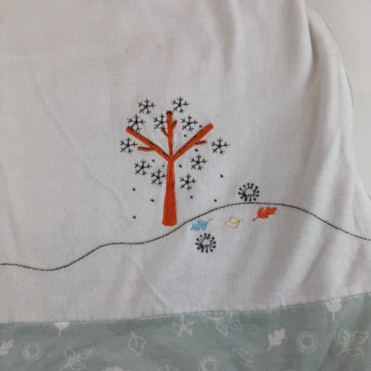 Hellgrauer Babyschlafsack mit Igel-Stickerei und seitlichem Reißverschluss – detail