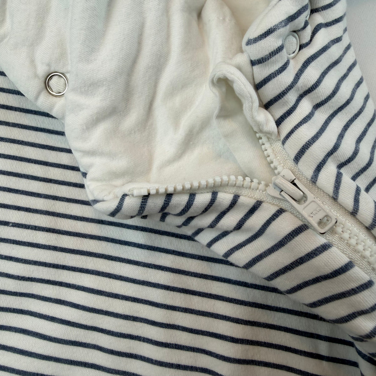 Weißer Next Babyschlafsack mit dunkelblauen Streifen und Tiergesicht – zip