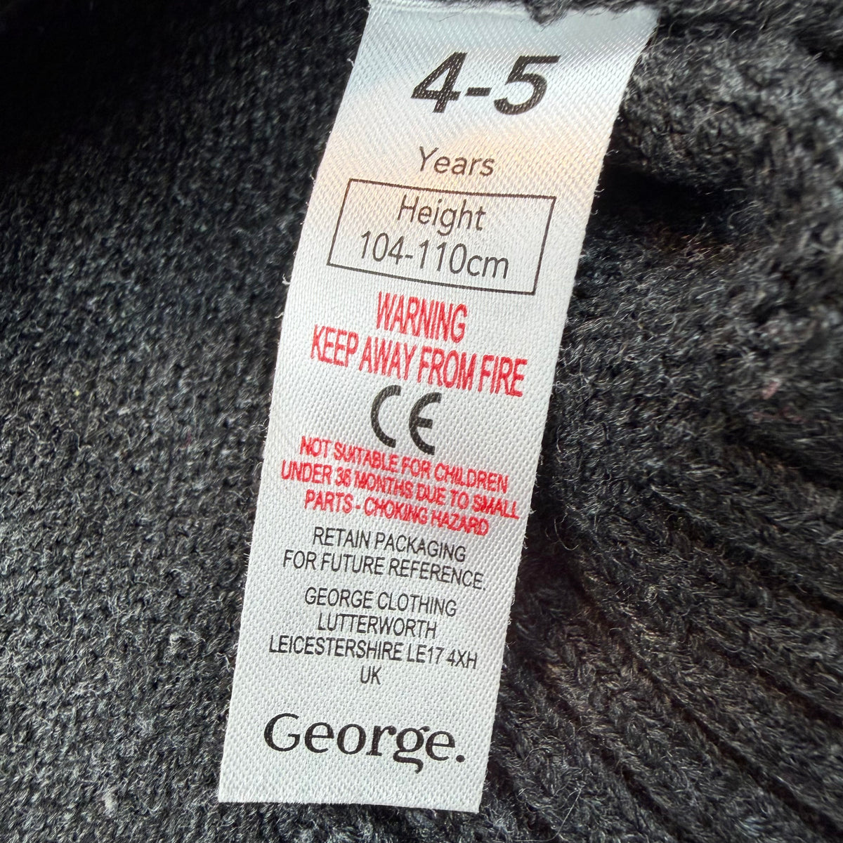 Grau melierter Kinder-Strickpullover mit Rentier-Motiv, roter 3D-Nase und Schriftzug #XMAS VIBES – label