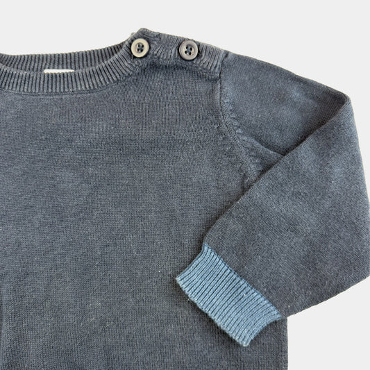 Blauer Baby-Strickpullover mit Rundhals und zwei Schulterknöpfen – detail