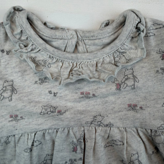 Graues Baby-Kleid aus Baumwolljersey mit langen Ärmeln, Rüschenkragen und Winnie-Pooh-Allover-Print – detail