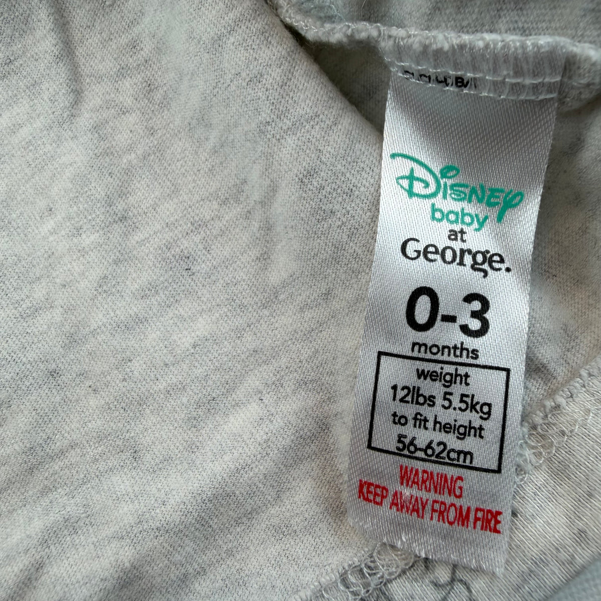 Graues Baby-Kleid aus Baumwolljersey mit langen Ärmeln, Rüschenkragen und Winnie-Pooh-Allover-Print – label