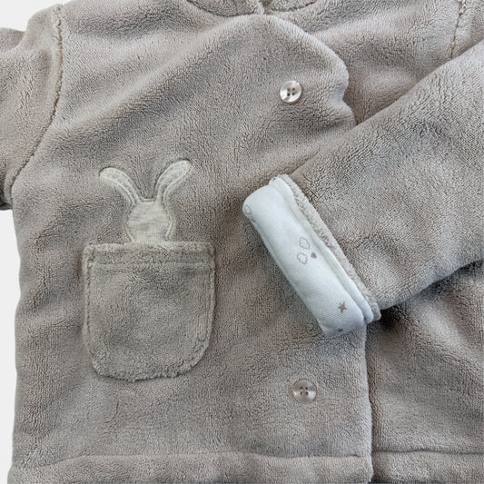 Graue Fleecejacke für Babys mit Kapuze, Knöpfen und Hasen-Applikation – detail