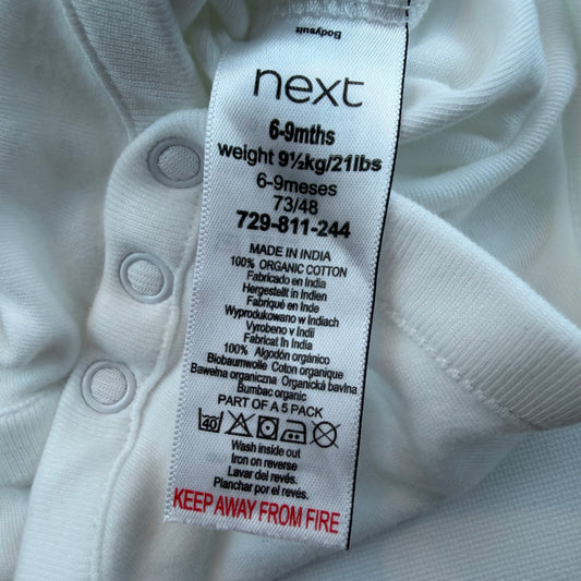 Weißer ärmelloser Baby-Body mit Druckknöpfen von Next – detail