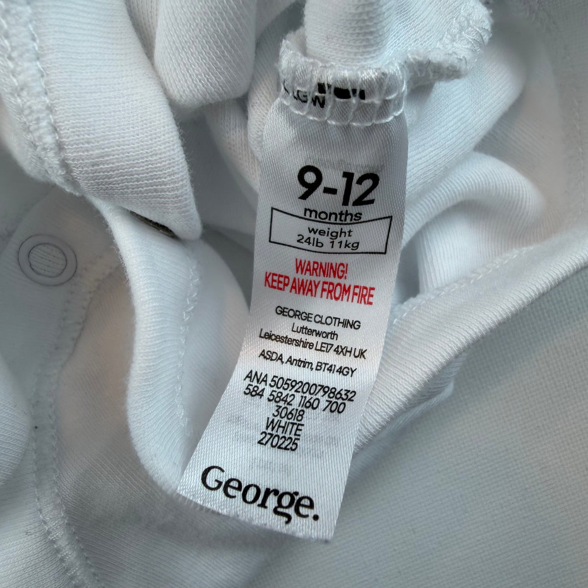 Weißer Langarm-Body für Babys mit Druckknöpfen – label