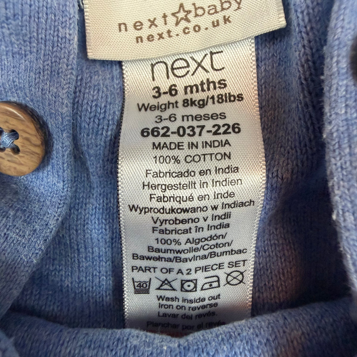 Blaue Baby-Latzhose aus Baumwolle mit gekreuzten Trägern und Knöpfen – label