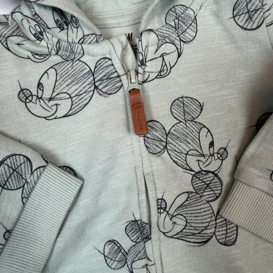 Mintgrünes H&M Disney Baby-Sweat-Set mit Mickey-Print, Kapuzenjacke und Jogginghose in Größe 68 – detail