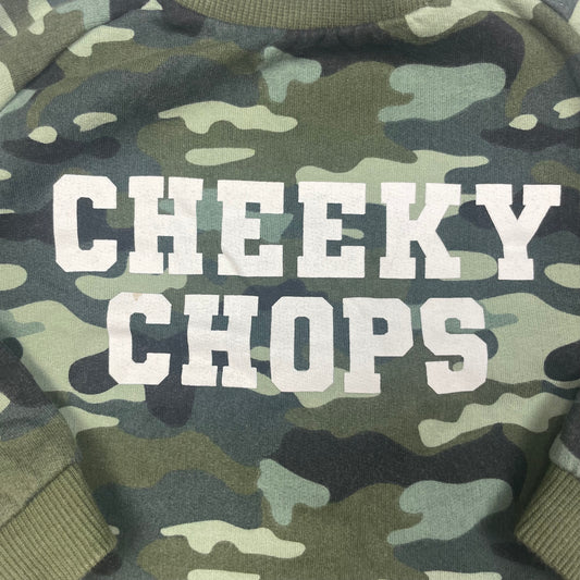 Camouflage Pullover mit Schriftzug 'CHEEKY CHOPS' – detail