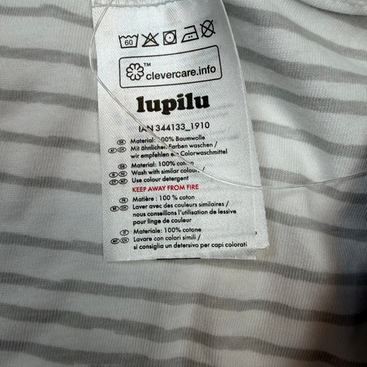 Zwei graue Lupilu Baby-Lätzchen, eines meliert, eines grau-weiß gestreift – label