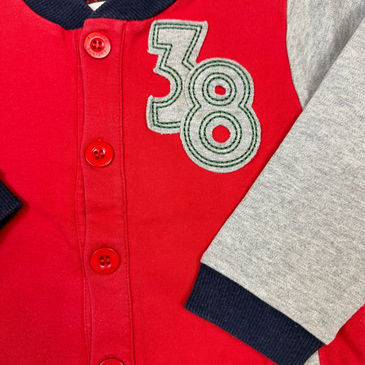 Rote Sweatjacke für Kinder mit grauen Ärmeln, Druckknöpfen und 38-Applikation – detail
