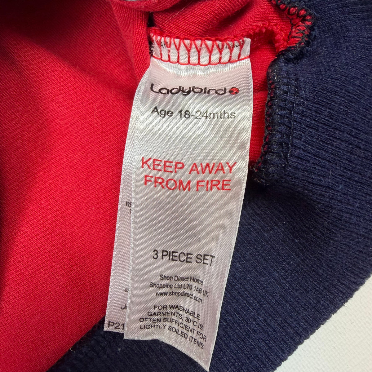 Rote Sweatjacke für Kinder mit grauen Ärmeln, Druckknöpfen und 38-Applikation – label